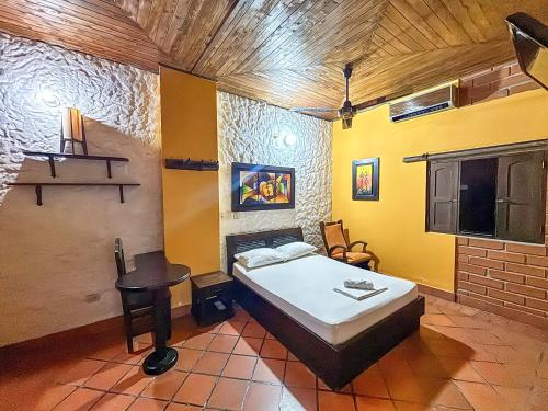 a bedroom with a bed and a table in a room at Hotel Casa Madrid in Puerto Berrío