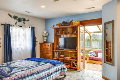 Tacoma Home on Steilacoom Lake with Dock!にあるベッド