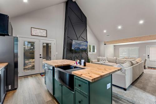 Una cocina o zona de cocina en Pine Del 3BDR Home in Forested Flagstaff