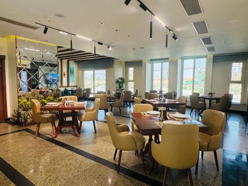 Restoran või mõni muu söögikoht majutusasutuses Ramage Hotel & Resort