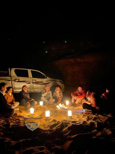 Επισκέπτες που μένουν στο WADl RUM DESERT CAMP
