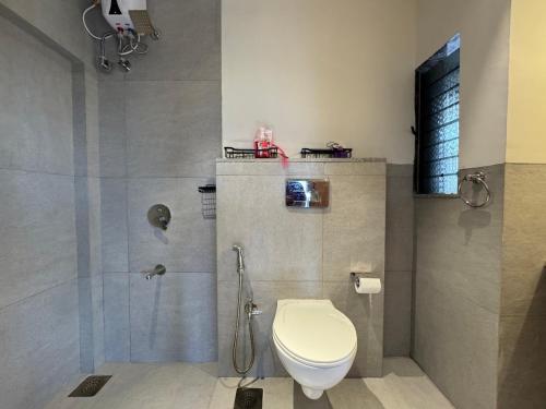 Ένα μπάνιο στο 4 Bed Private Pool Pent House Villa Alibaug