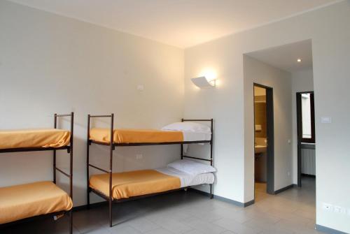 מיטה או מיטות קומותיים בחדר ב-Ostello Centro Concarena