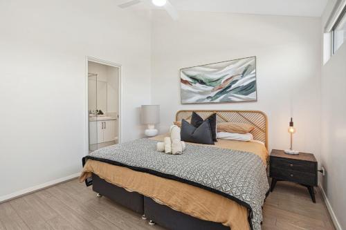 Postel nebo postele na pokoji v ubytování Tranquil Tree Views 2 Bedroom 2 Bathroom Apartment