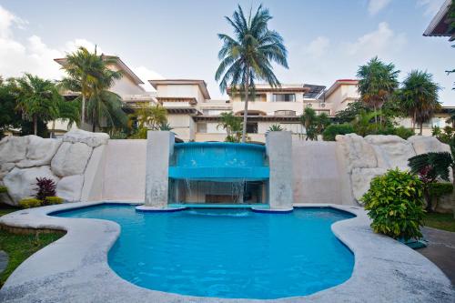 einem Pool vor einem Resort in der Unterkunft CASCADAS, Charming home great location with pool & garden in Cancún
