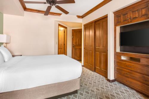 a bedroom with a bed and a flat screen tv at Hilton Vacation Club Sedona Summit in Sedona