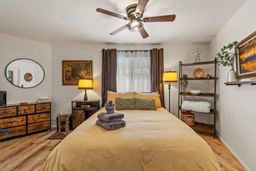 een slaapkamer met een bed met een plafondventilator bij Ponderosa Pines Cabin in Mountainaire