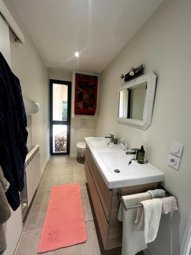 une salle de bain avec un lavabo et un miroir dans l'établissement Maison avec piscine Uzes à pied, à Uzès