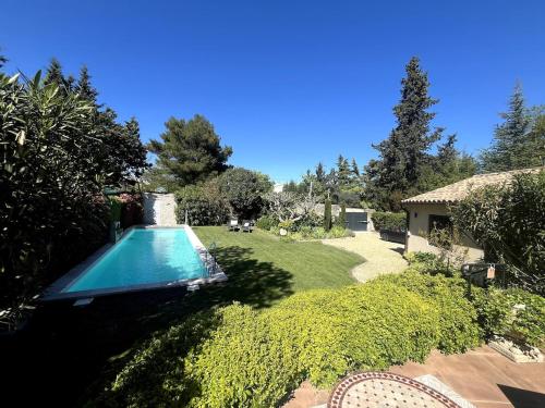une piscine dans la cour d'une maison dans l'établissement Maison avec piscine Uzes à pied, à Uzès