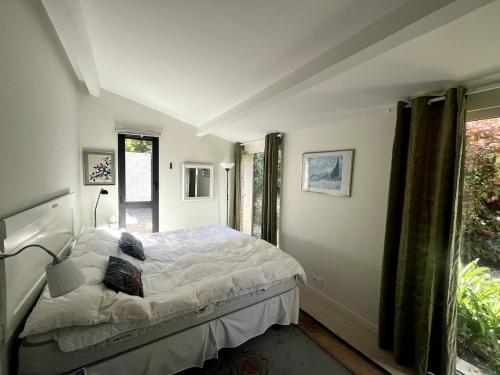 une chambre avec un lit et une fenêtre dans l'établissement Maison avec piscine Uzes à pied, à Uzès