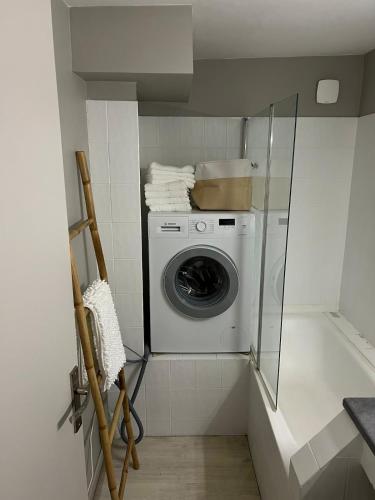 - un lave-linge et un sèche-linge dans une petite buanderie dans l'établissement La dolce vita, à Albi