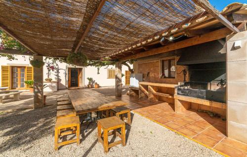 Un patio al aire libre con una mesa y sillas de madera. en Villa Ignasi, en Santa Margalida