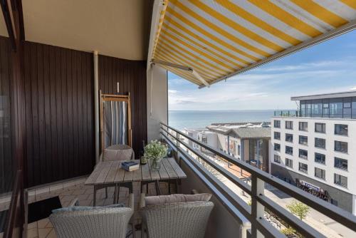 a balcony with a table and chairs and the ocean at Grömitz Center Wohnung 763 in Grömitz