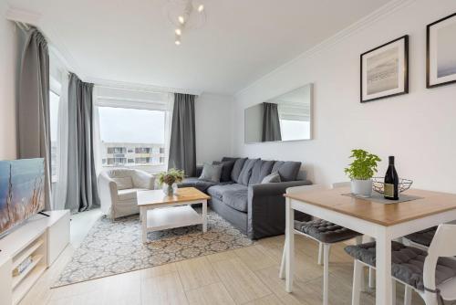 グレーミッツにあるHanseat Wohnung 191のソファとテーブルのあるリビングルーム