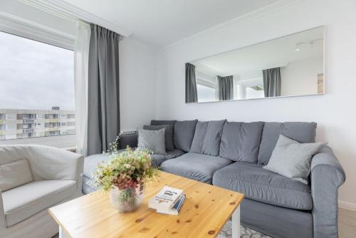 グレーミッツにあるHanseat Wohnung 191のソファとテーブルのあるリビングルーム