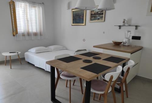 Apartments with parking space Supetar, Brac - 20219