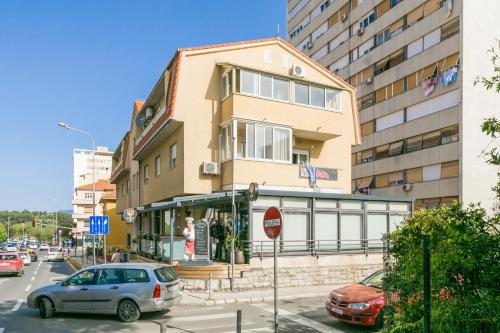 Apartments with parking space Split - 24252