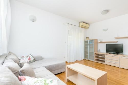 Apartments with parking space Split - 24252
