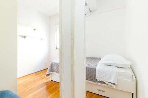 Apartments with parking space Split - 24252