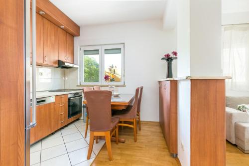 Apartments with parking space Split - 24252