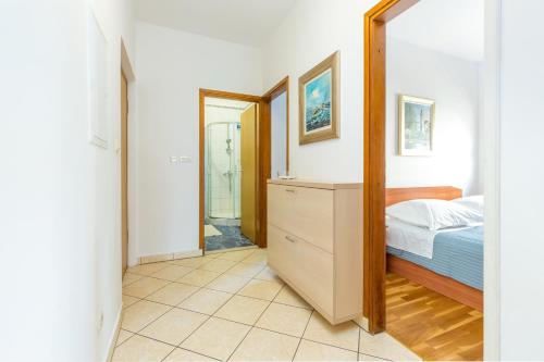Apartments with parking space Split - 24252