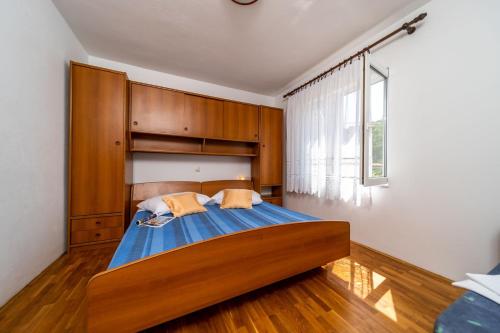 Apartments with parking space Rab - 24367