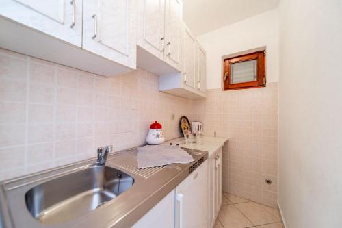 Apartments with parking space Rab - 24367