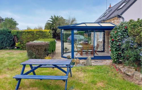 une table de pique-nique bleue dans une cour avec un gazebo dans l'établissement 2 Bedroom Cozy Home In Plouha, à Plouha