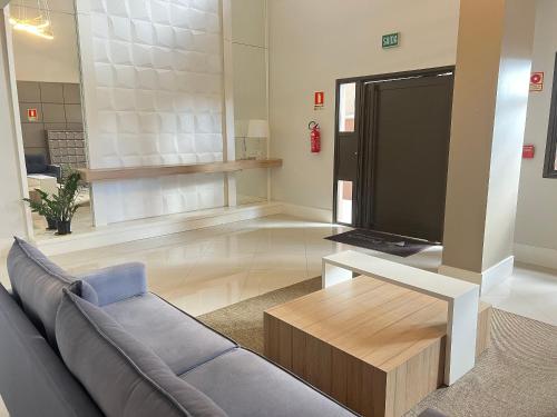 a living room with a couch and a flat screen tv at Apartamento mobiliado na Capital do Vinho (Bento) in Bento Gonçalves