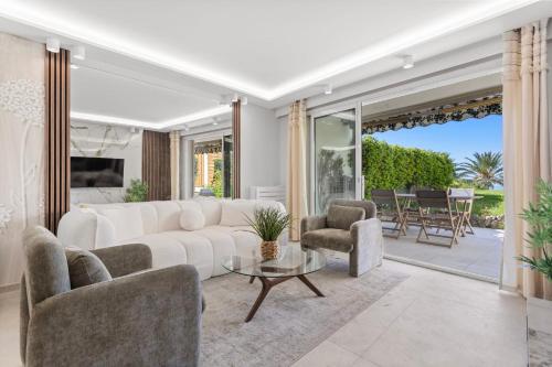 un salon avec un canapé blanc et des chaises dans l'établissement REF 2004 - Cannes - Sea view apartment for rent, à Cannes