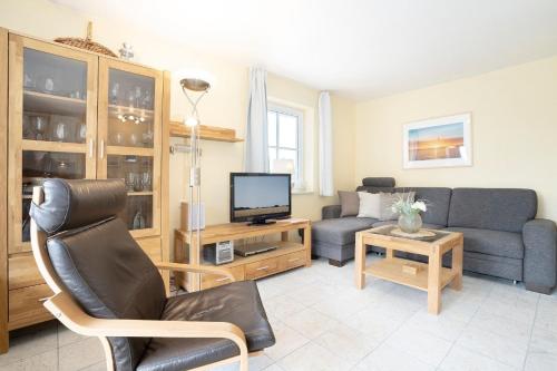 TV a/nebo společenská místnost v ubytování Strandallee 92b- Wohnung 18