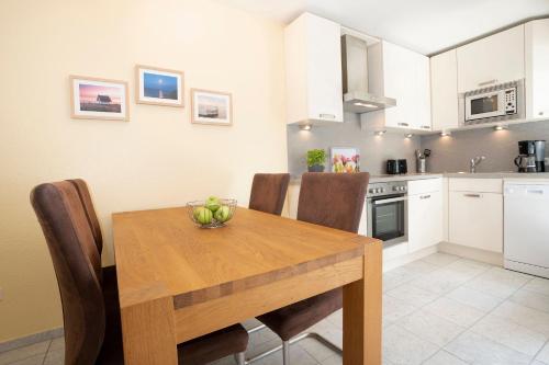 Kuchyň nebo kuchyňský kout v ubytování Strandallee 92b- Wohnung 18