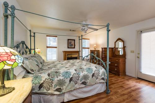 Postel nebo postele na pokoji v ubytování Upper Cascades