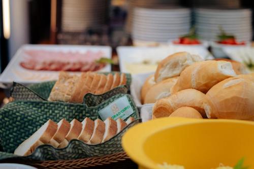 een tafel met brood en gebak op een tafel bij Ancoradouro Pousada in Penha