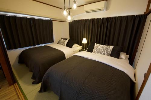 Una habitación de hotel con dos camas y una ventana. en 寛永寺坂ハイム 803 東京観光の拠点に最適 鶯谷駅2分, en Tokio