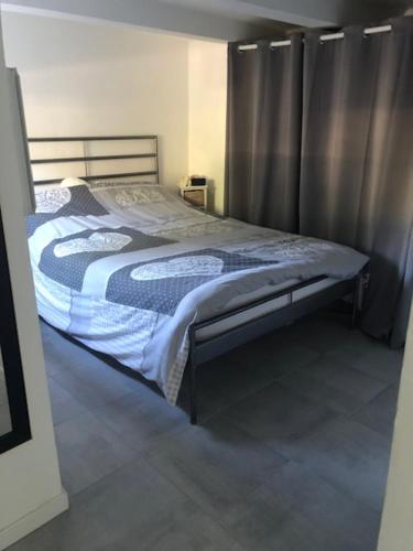 - une chambre avec un lit avec un cadre de lit en métal dans l'établissement RDJ dans villa Antibes, à Antibes