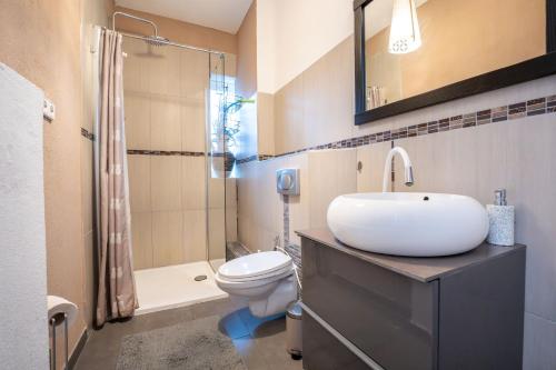 Ένα μπάνιο στο Charmante Privatzimmer in der Stadt
