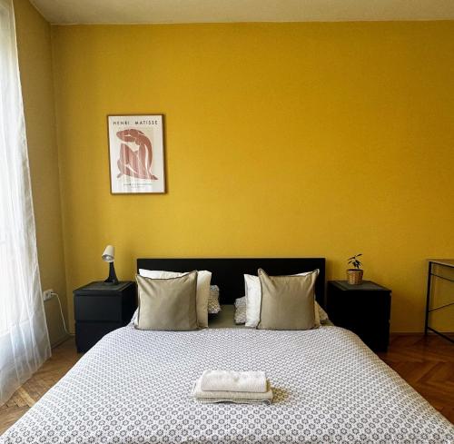 Postel nebo postele na pokoji v ubytování Extralarge Queen Room in the Heart of Bratislava with Terrace