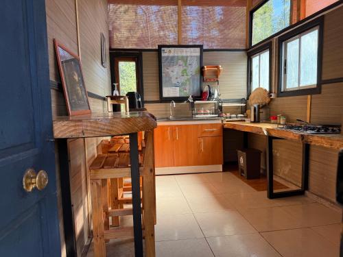 Kuchyň nebo kuchyňský kout v ubytování Cabina vista al río en Roca Truful
