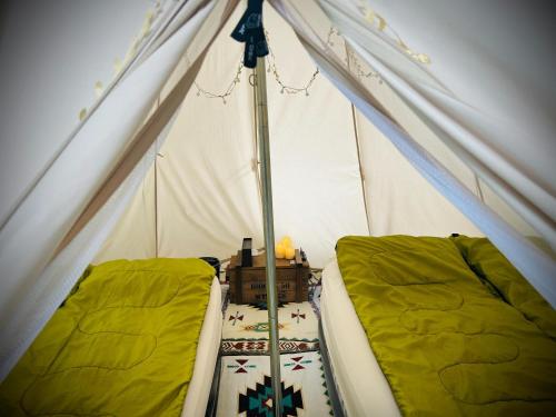 Zimmer mit 2 Betten in einem Zelt in der Unterkunft ALL SEASON CAMP - Vacation STAY 21071v in Biei