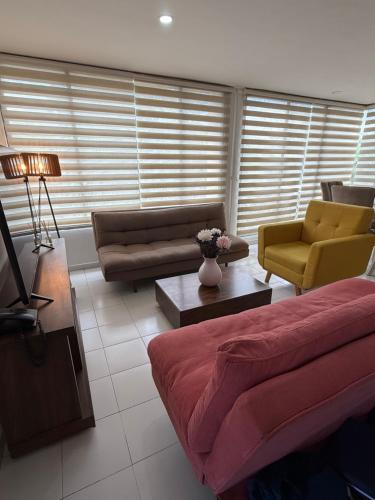 a living room with a couch and two chairs at A metros de las playas de Bello Horizonte y de Centro Comercial Zazue in Santa Marta