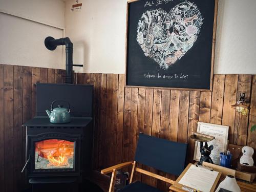 Zimmer mit holzvertäfelter Wand und Herd in der Unterkunft ALL SEASON CAMP - Vacation STAY 21071v in Biei