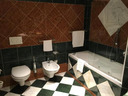 ストレーザにあるホテル レギーナ パレスのバスルーム(トイレ、バスタブ、シンク付)