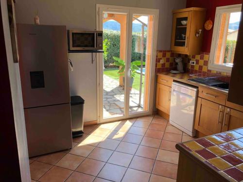 Il comprend une cuisine équipée d'un réfrigérateur. dans l'établissement Mediterranean villa with pool!, à Millau