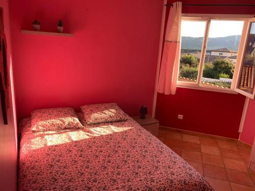 - une chambre rouge avec un lit et 2 fenêtres dans l'établissement Mediterranean villa with pool!, à Millau