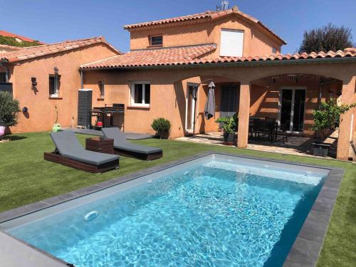 une piscine dans la cour d'une maison dans l'établissement Mediterranean villa with pool!, à Millau