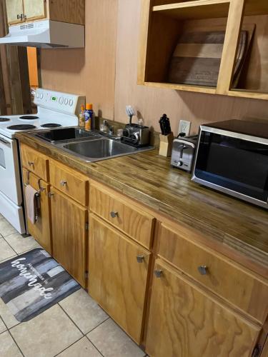 Een keuken of kitchenette bij Shady Pine Cabin