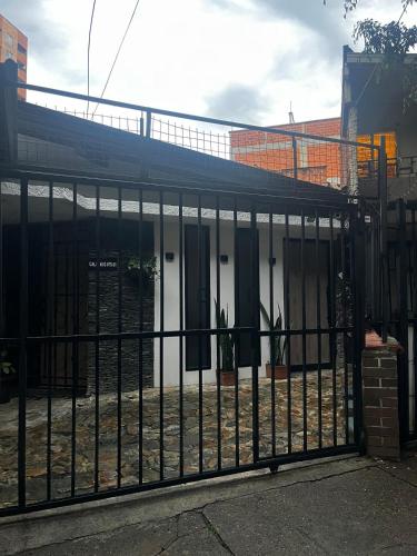 El edificio en el que está el departamento
