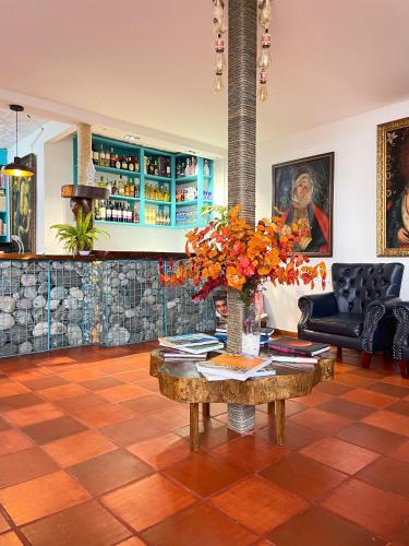 a lobby with a table with flowers on it at Glamping Balcón del Cielo in Dosquebradas