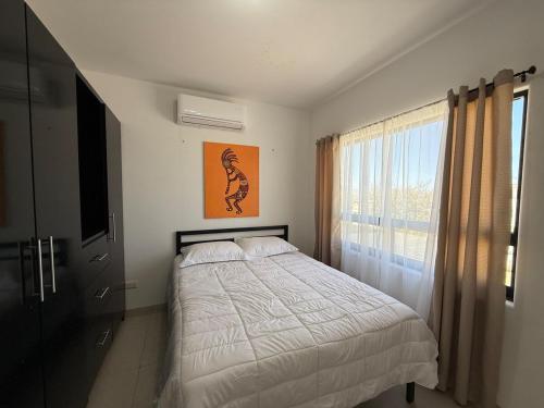 Postel nebo postele na pokoji v ubytování Cozy full condo with pool and close to the beach